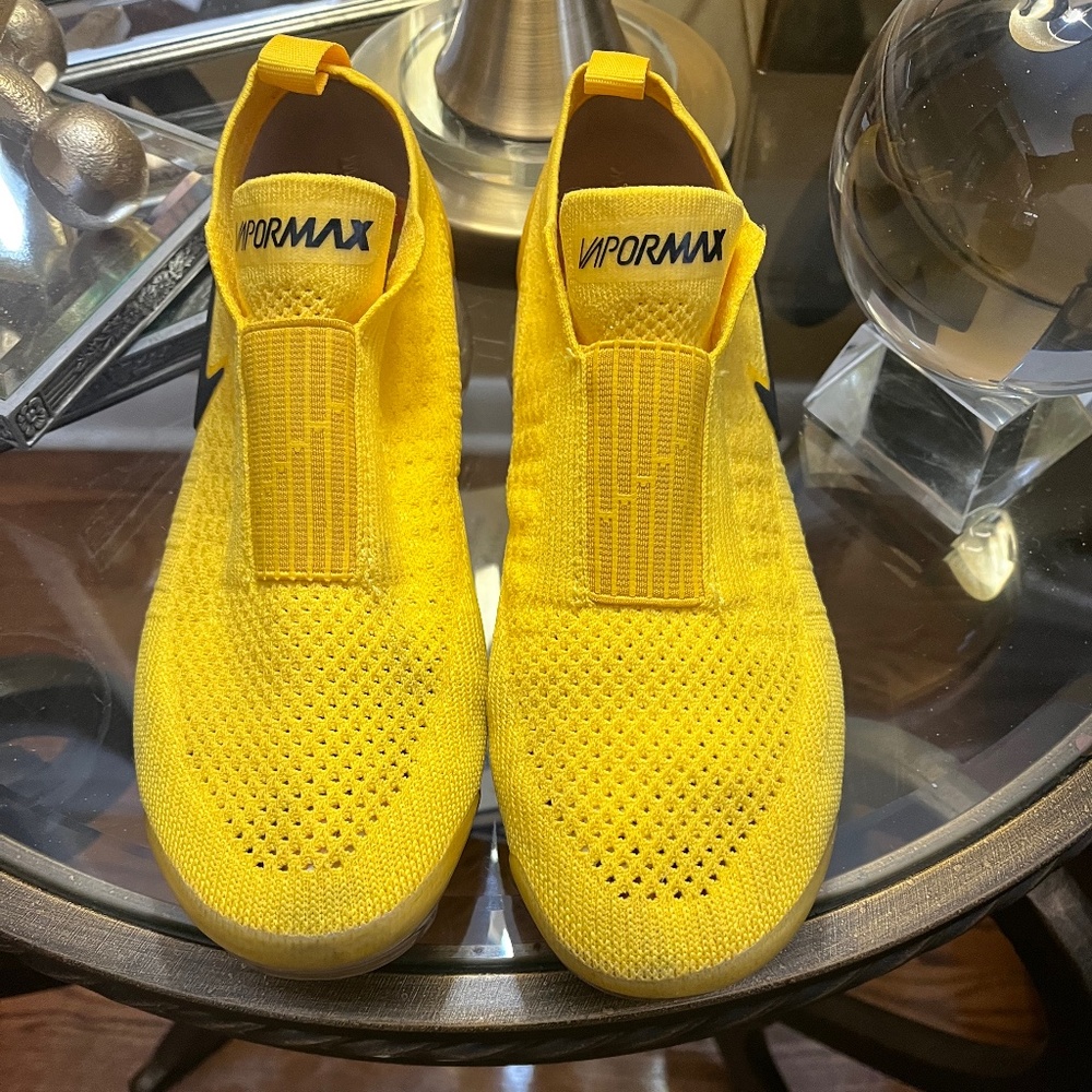 Nike Air VaporMax Moc 2 Women's Size 8 Running Shoes - University Gold
